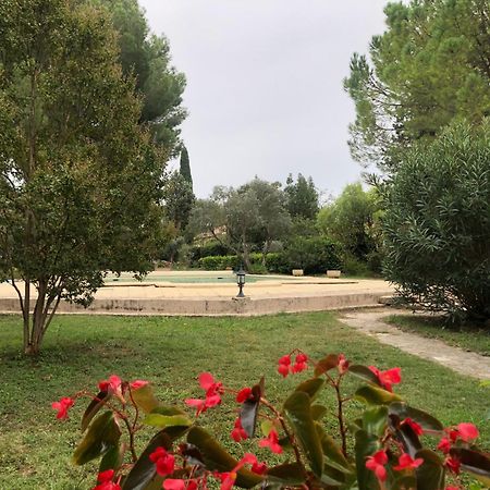 Gite En Provence Dans Grand Jardin Avec Piscine Partagee Cornillon-Confoux Exterior photo